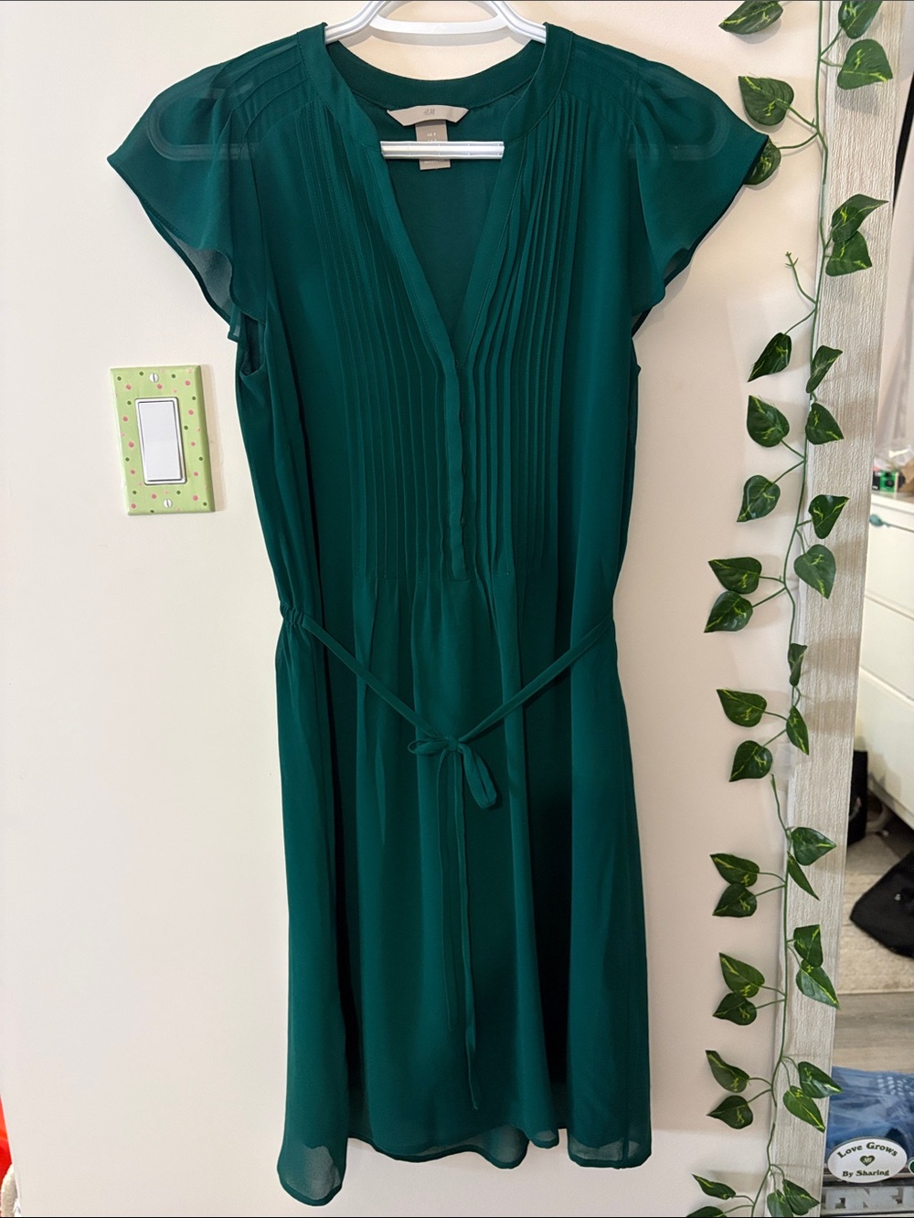 Emerald Green Pleated V-Neck Midi Dress with Tie Waist